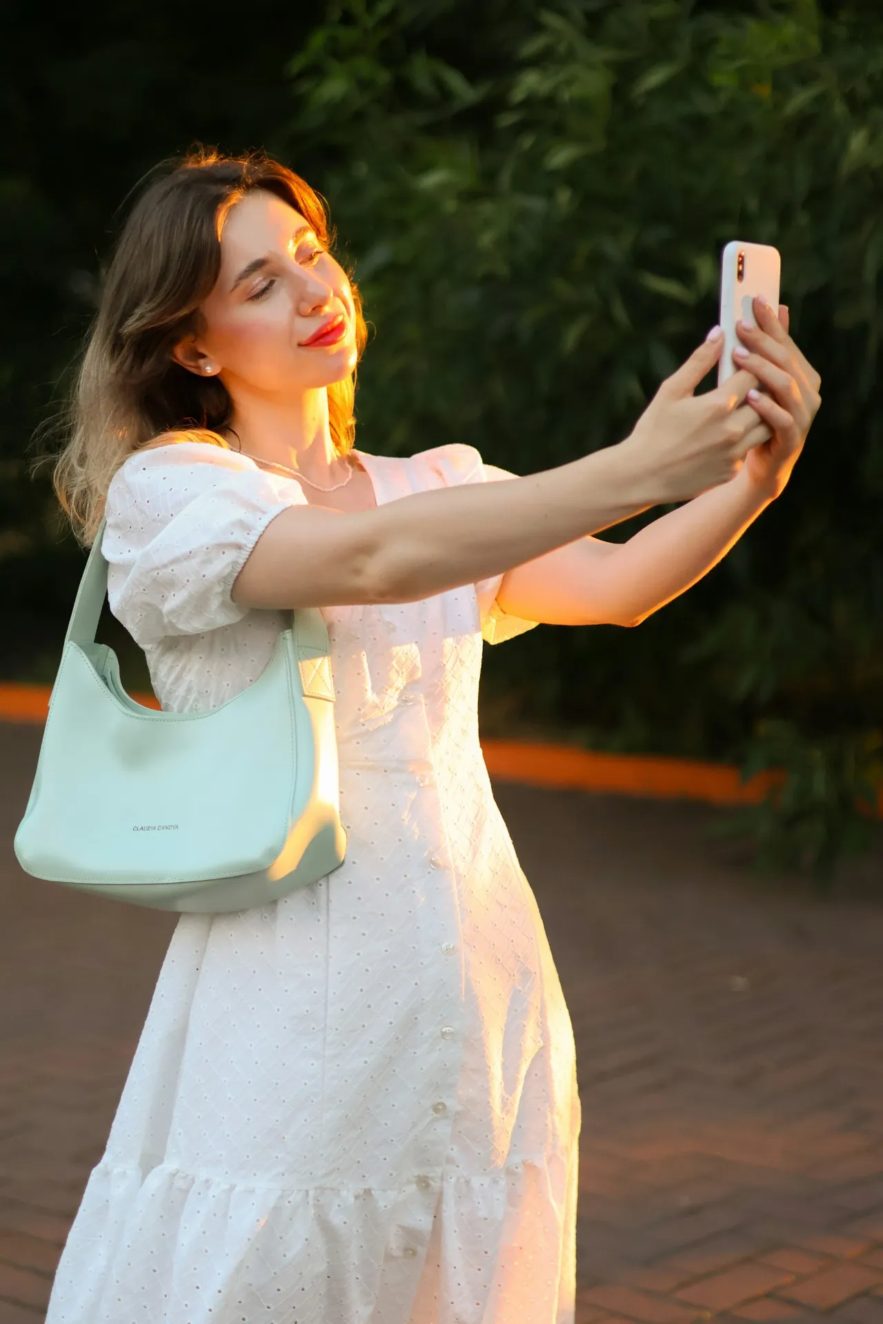 みんな結構見てる！コンテスタントのSNS・宣材写真の撮り方と服装の極意